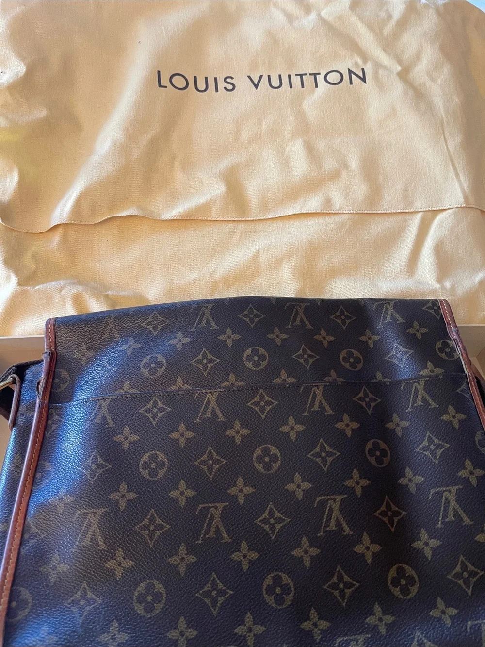 Authentic Louis Vuitton Monogram Canvas Crossbody Messenger Bag in Brown: Unisex